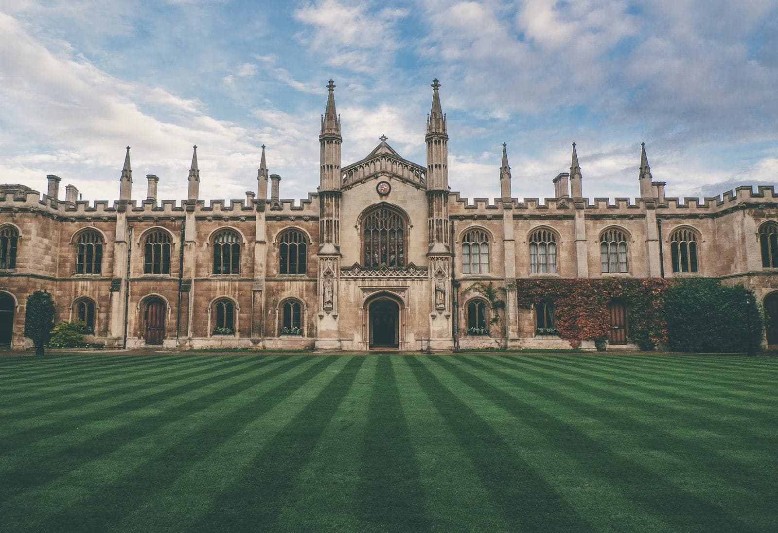 Çizgili çim avlusuyla tarihî kolej binası — Oxford
