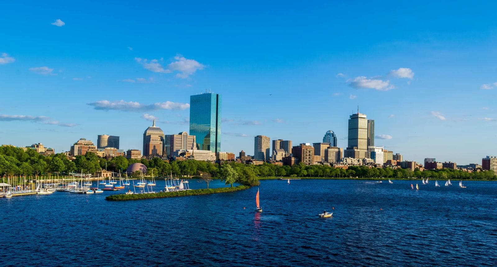 Charles Nehri'nde yelkenliler ve Back Bay silüeti — Boston