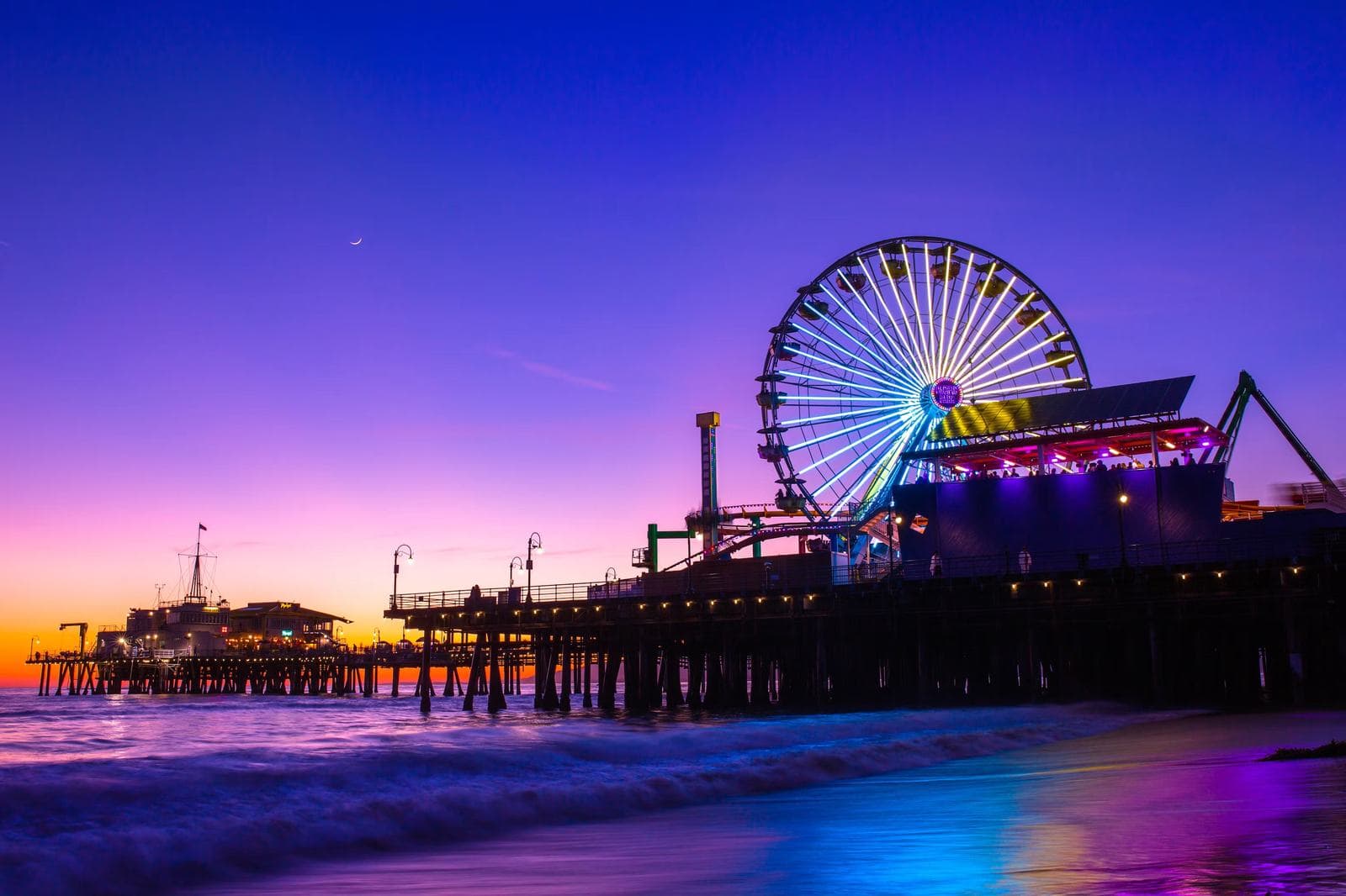 Santa Monica iskelesinde dönme dolap, gece ışıkları — Los Angeles