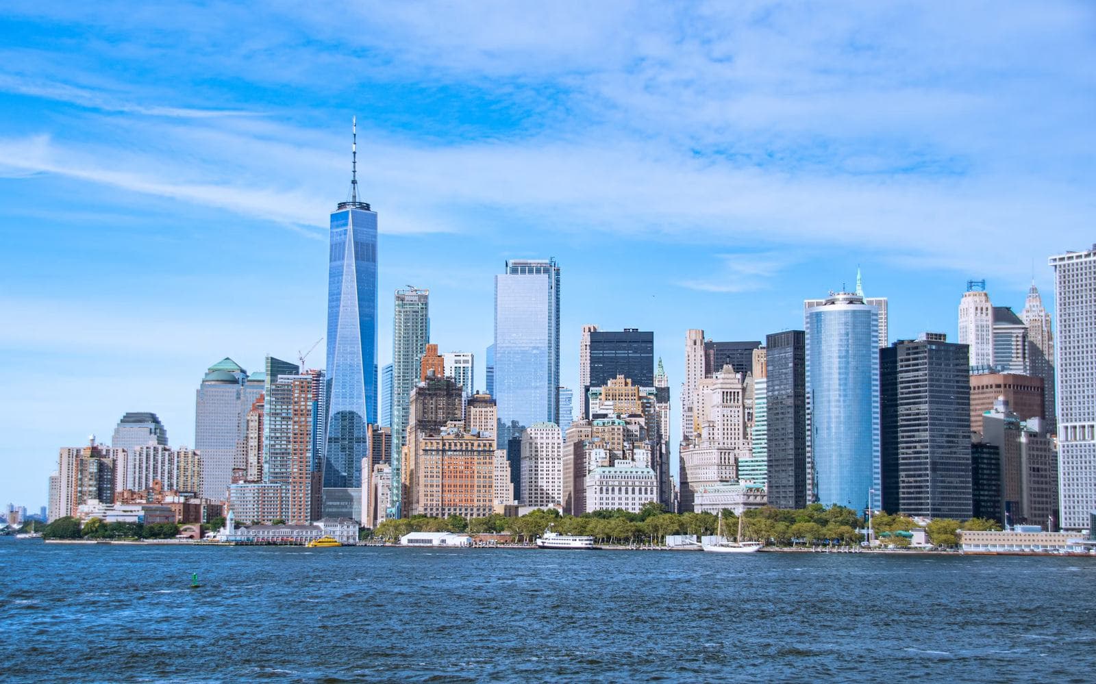 Gündüz Manhattan silüeti ve Hudson Nehri — New York